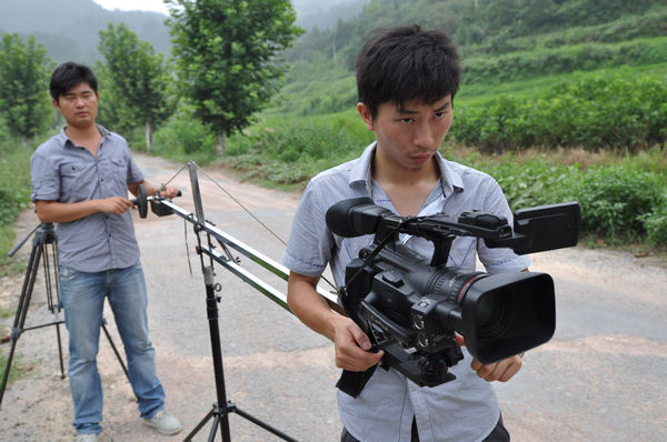 Zhang Rui (front) shooting his first microfilm entitled Glass Tank in Gubei town, an old mountain town in Anhui province. Zheng Jinqiang / for China Daily