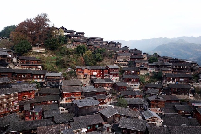Foto udara menunjukkan rumah-rumah dengan karakteristik Miao di SW China