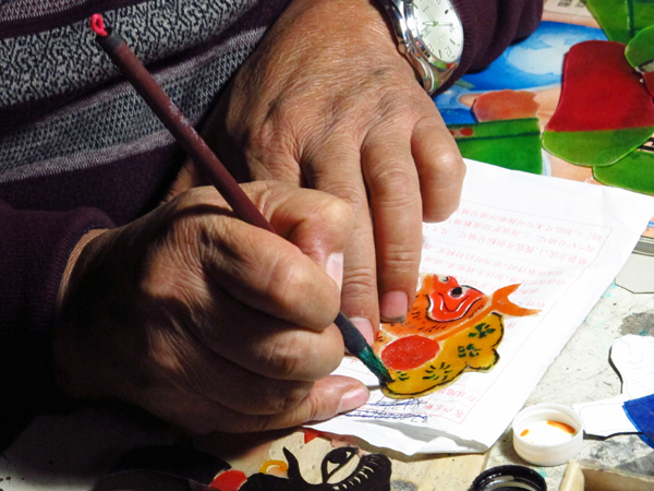 While other regional puppet shows employ an entire troupe, in Shandong, it's one man's talent that drives the entire performance. While other regional puppet shows employ an entire troupe, in Shandong, it's one man's talent that drives the entire performance.