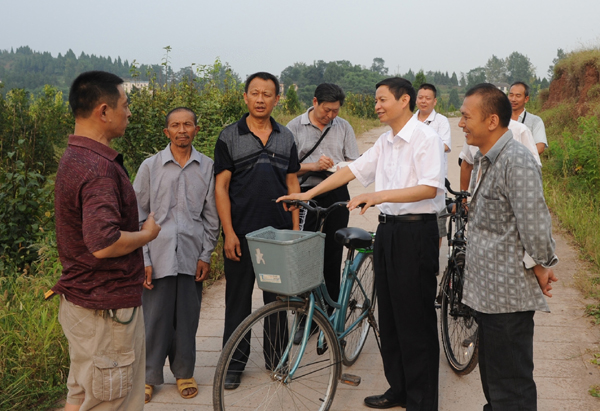 Wen Jianming (Center), CPC delegate and secretary of the Party Committee in Chengnan Township, Sichuan Province, talks with the township’s villagers on August 13. [Photo/Xinhua]