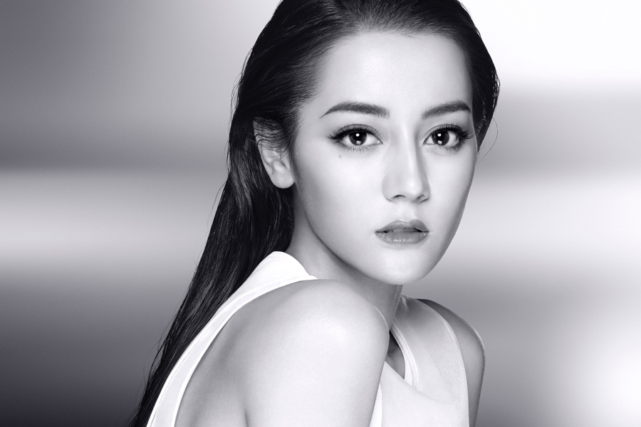 Dior on X: Ice-white impact. Turning heads on the arrivals carpet, Dilraba  Dilmurat, Dior brand ambassador in China, elevated elegance to an art form  at this afternoon's #DiorSS24 show by Maria Grazia