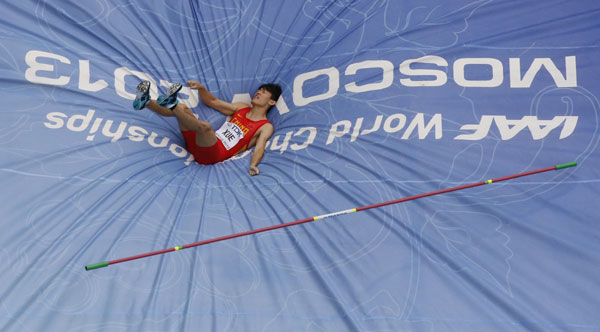 Xue Changrui of China competes during the men&apos;s pole vault final at the IAAF World Athletics Championships at the Luzhniki stadium in Moscow, Aug 12, 2013.