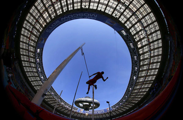 Yang Yancheng of China competes in the men&apos;s pole vault qualifying round during the IAAF World Athletics Championships at the Luzhniki stadium in Moscow, Aug 10, 2013.