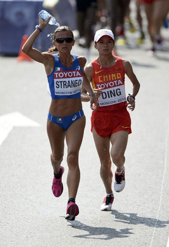 Ding Changqin of China (R) and Valeria Straneo of Italy run through the streets of Moscow in the women&apos;s marathon during the IAAF World Athletics Championships, Aug 10, 2013.