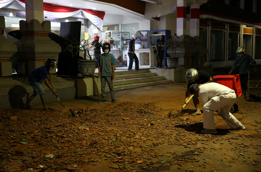 t 82 killed by 7.0 quake in Indonesia's Lombok,