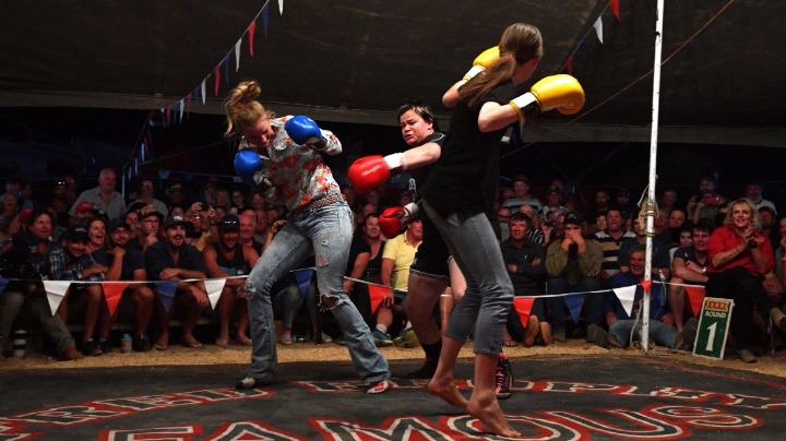 Australian Boxing Troupe Keeps On Swinging Chinadaily Com Cn