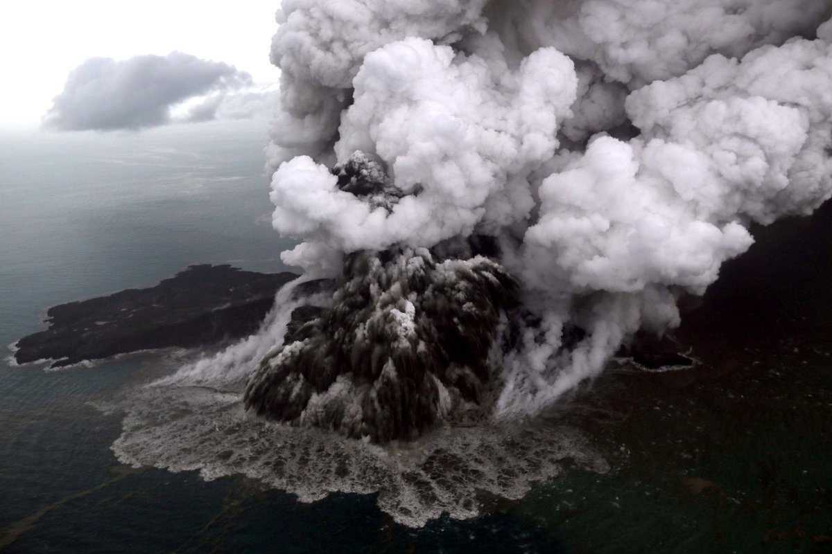 汤加火山再次喷发 巨浪涌入民宅_长白山火山能喷多远_巨浪3发射到法国