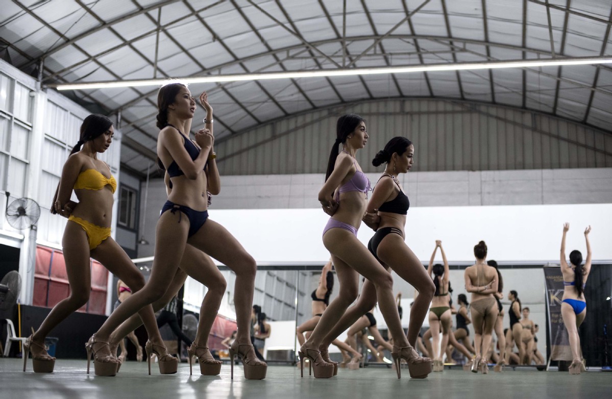 Queens of beauty take part in bikini competition