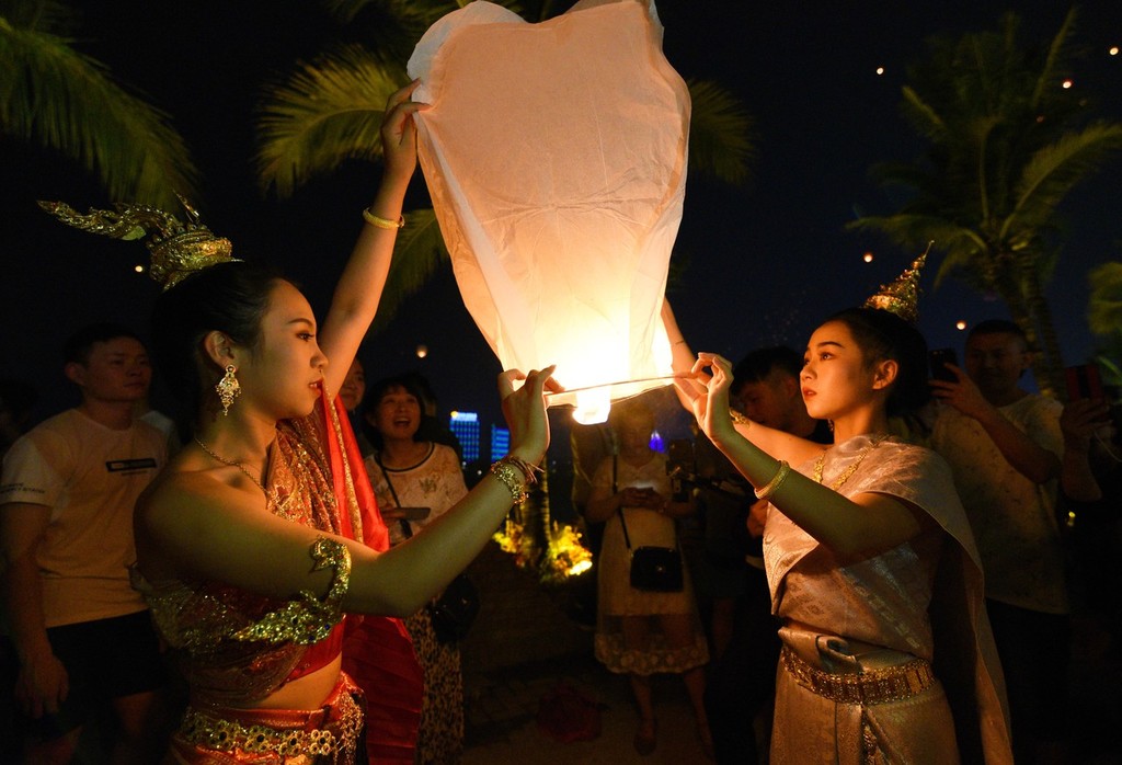 People fly Kongming lanterns to celebrate Dai N