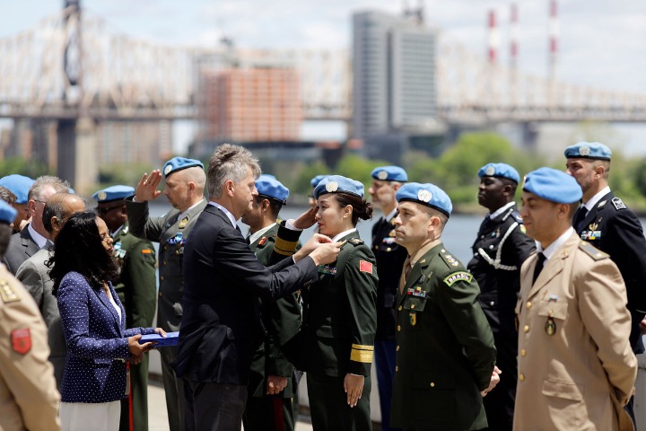 Two Chinese Military Officers Awarded UN Peacekeeping Medal - World ...