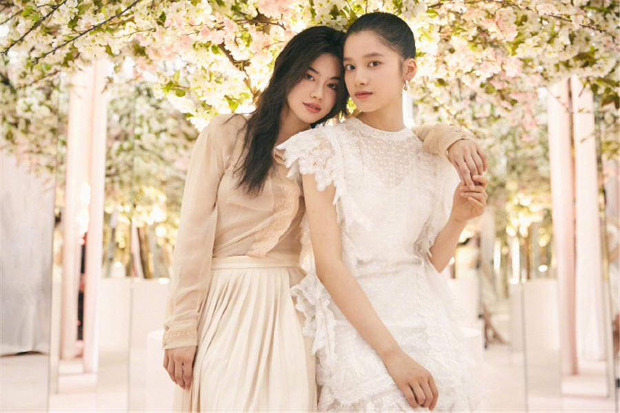 Actresses Li Manxuan and Zhang Jingyi 