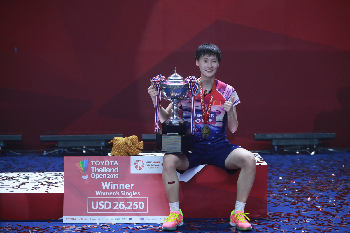 Chinese shuttlers win two titles at Thailand Open badminton