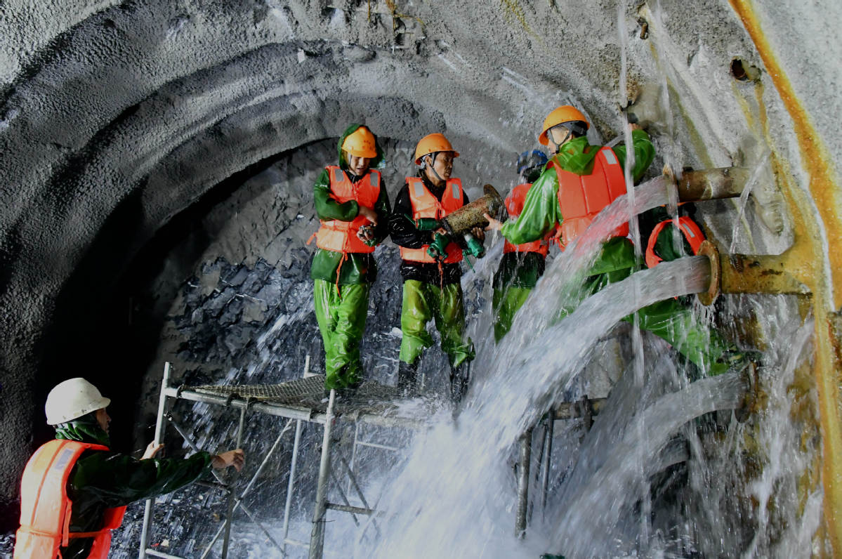 Last Rock Falls In Construction Of Yunnan Railway Tunnel - Chinadaily ...