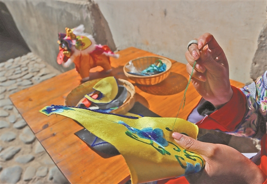 Ethnic Bai Handicraft in Vogue with Innovation