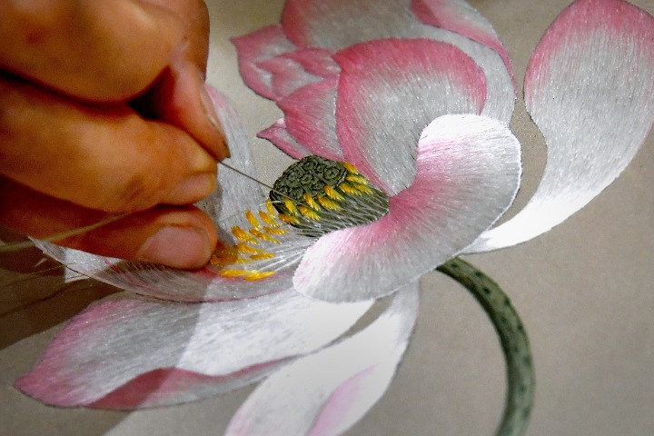 woman-devotes-life-to-preserving-embroidery-tradition-chinadailycomcn