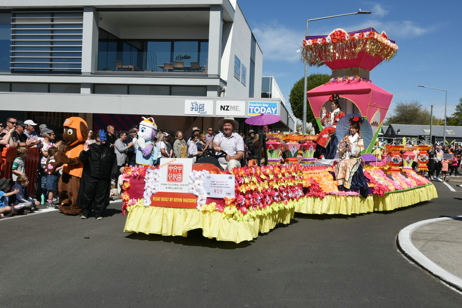 Hastings Blossom Parade attracts tens of thousands in New Zealand