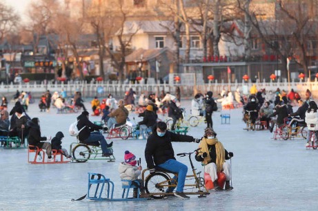 Beijingers warm to ice skating