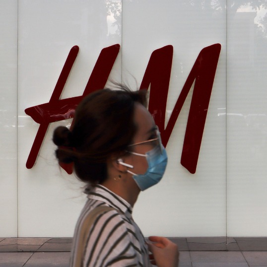 E-commerce sites pull H&M products after company's Xinjiang statement