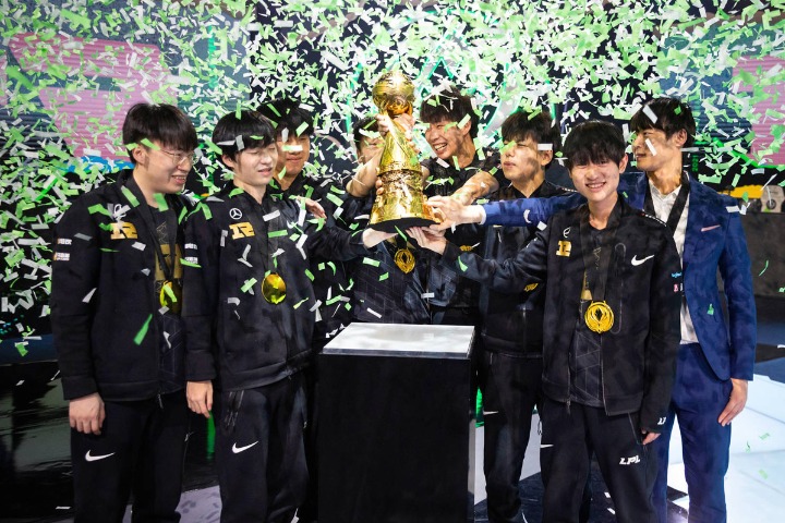 중국 e 스포츠 클럽 RNG가 DWG KIA를 제치고 MSI 2021 챔피언이되었습니다.