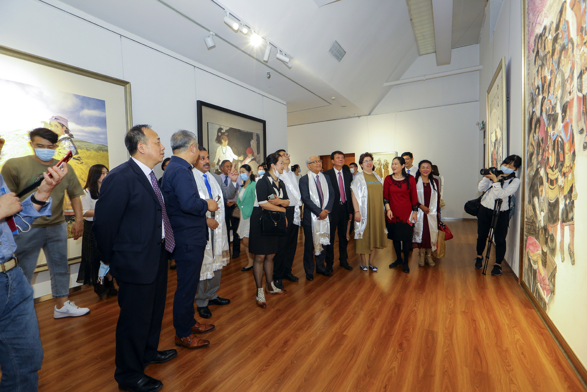 Photo and Painting Exhibition Celebrates Tibet's Progress in 70 Years