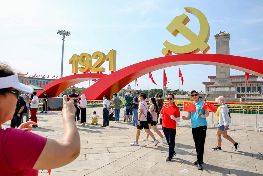 tiananmensquareadornedwithflowers