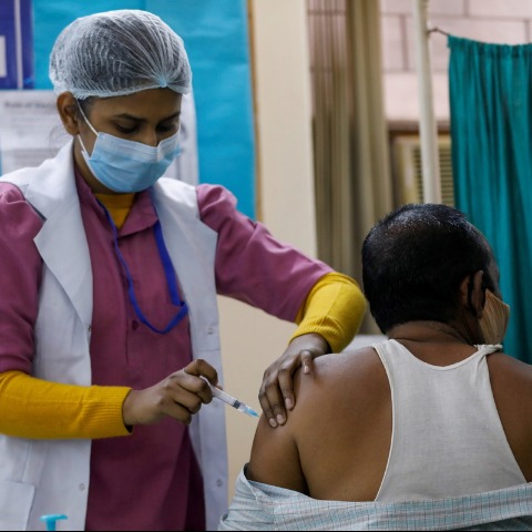 震惊！印度孟买现假疫苗事件 超2000人接种“盐水疫苗”