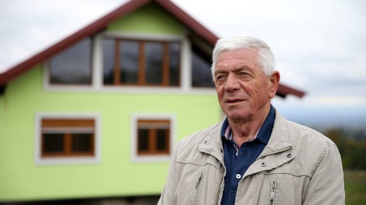 72岁老人为妻子打造旋转房屋，可实现360度自由观景