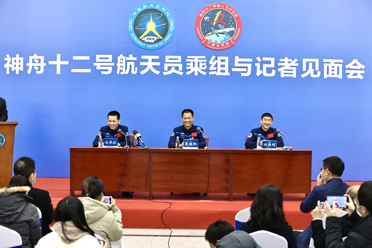 First crew of space station recovering well(图1)