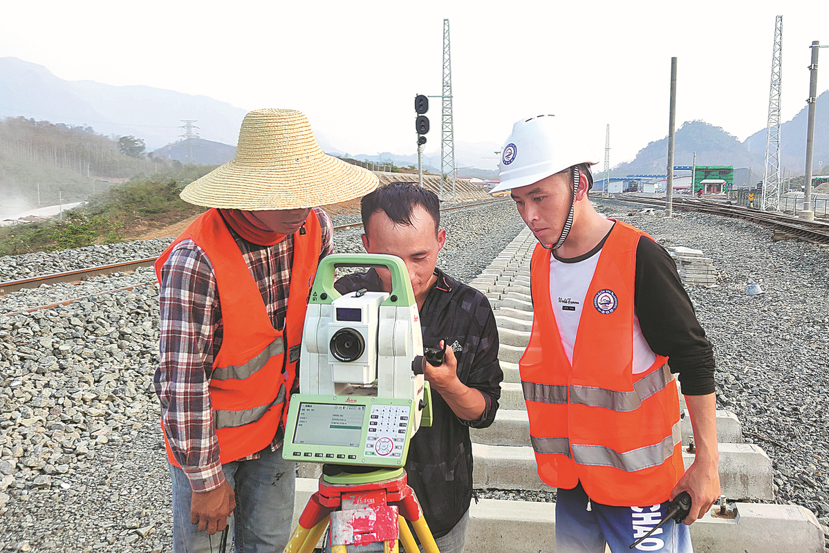 Graduates from Laos contribute to railway project(图1)