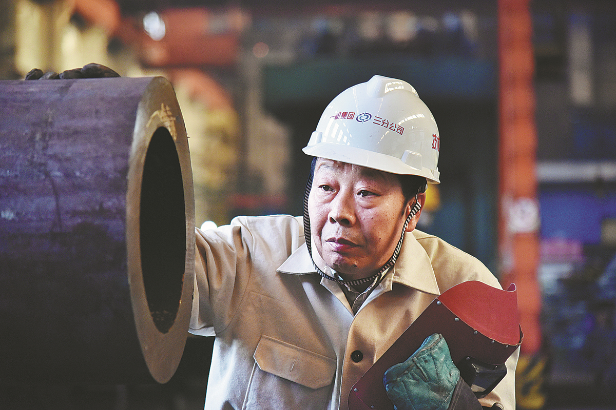 One-armed welder carries a torch for beloved profession(图1)