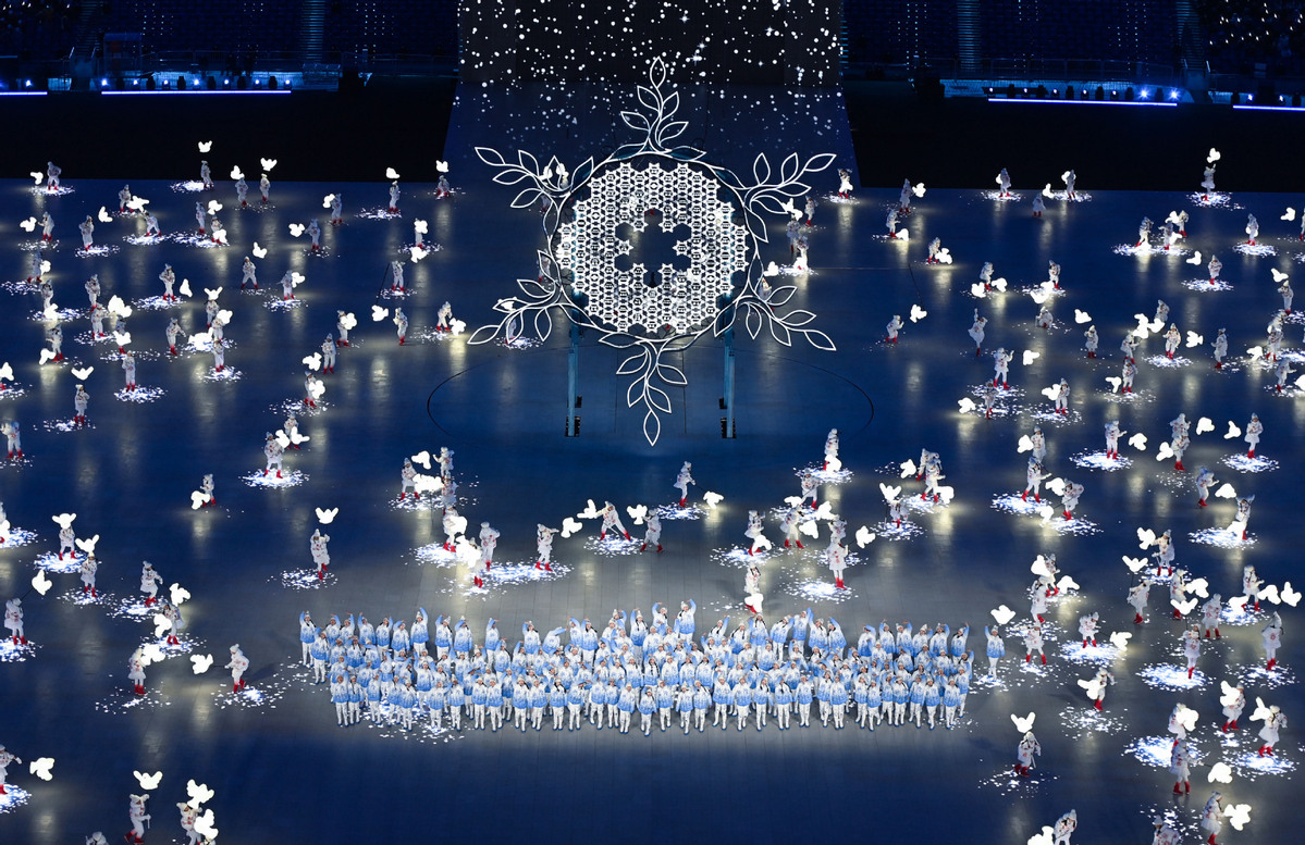 Snowflake Themed Performances Captivate Spectators Cn