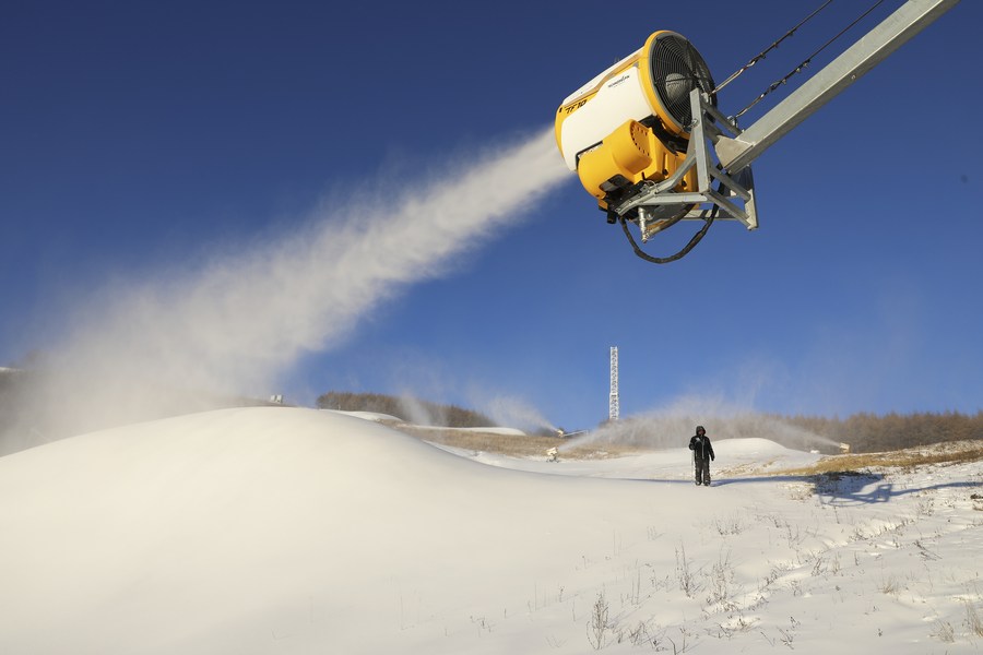 随着冬季运动的升温，造雪技术人员在全国范围内得到了广泛的关注