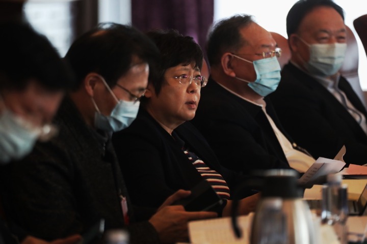 Political advisers review reports in Beijing