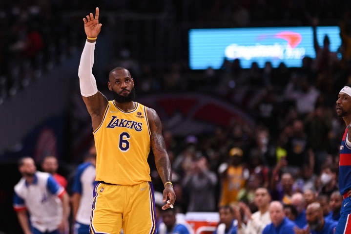 LeBron James Passes Alex English on NBA's All-Time Scoring List