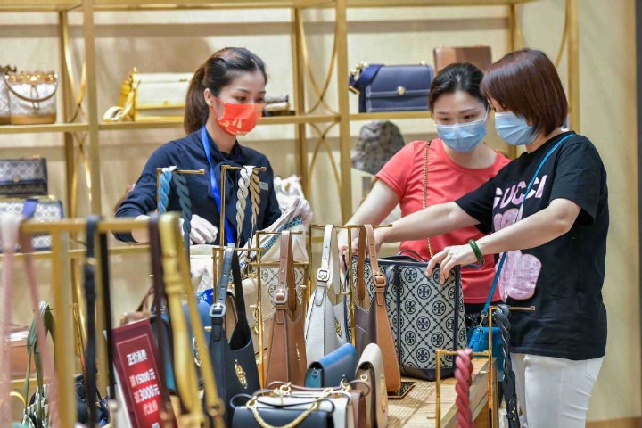 Chinese Shoppers Line Up for Louis Vuitton After Price Hike