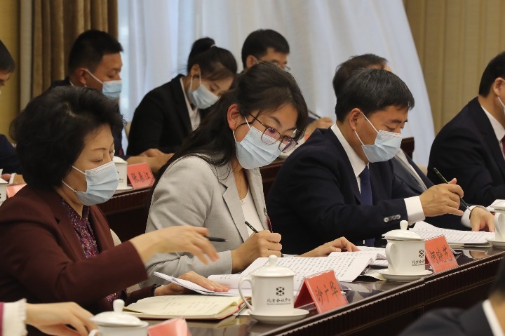 Delegates study the 20th CPC National Congress report