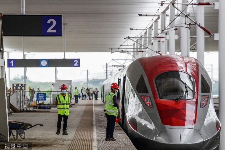 Indonesian Train Travel is AMAZING 🇮🇩 Jakarta to Bandung 🚆