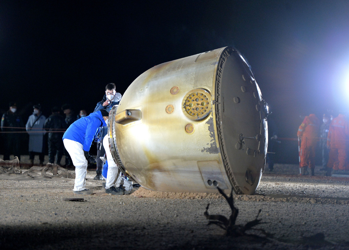 English News 英语新闻-Shenzhou XIV Crew Return To Earth