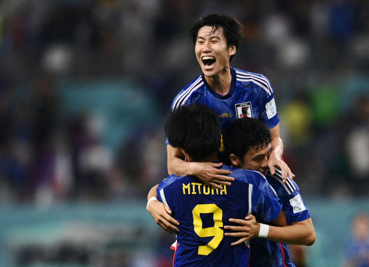 Al Rayyan, Qatar. Daichi Kamada e Kaoru Mitoma do Japão, comemoram a  vitória após a partida entre Alemanha e Japão, pela 1ª rodada do  Grupo E da Copa do Mundo FIFA Qatar