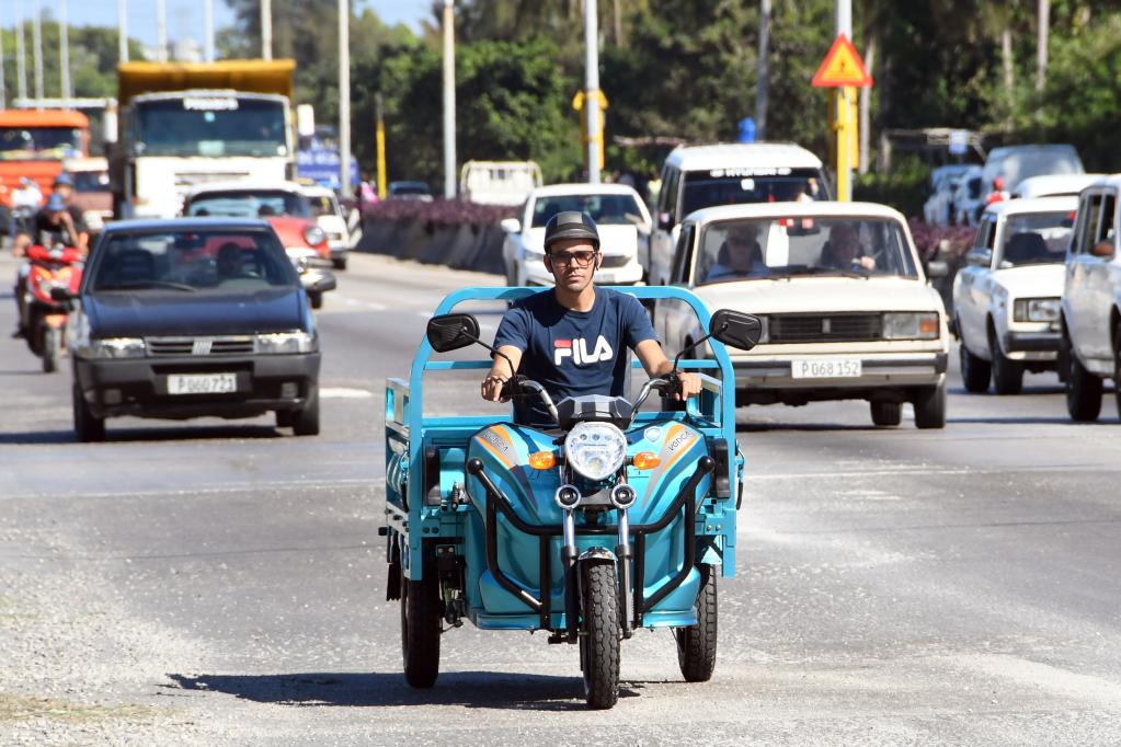 Ein VEDCA- Elektro-Dreirad auf einer Straße in Havanna, 13. Januar 2023. | Bildquelle: Xinhua © Xinhua/Joaquin Hernandez | Bilder sind in der Regel urheberrechtlich geschützt