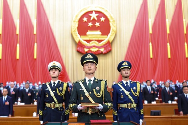 Ceremony held for Chinese leaders to pledge allegiance to Constitution