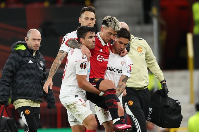 Man United draws 2-2 with Sevilla; Varane, Martinez injured