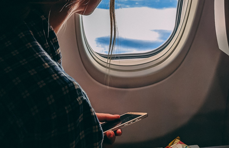 为什么乘坐飞机时手机要调成飞行模式？真实原因是……
