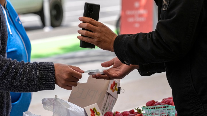 【双语财讯】美联储调查：高通胀侵蚀美家庭财务安全，民众对经济不满情绪蔓延