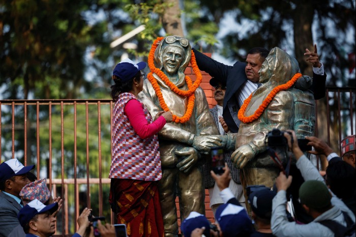 Nepal marks day to honor climbers of Qomolangma