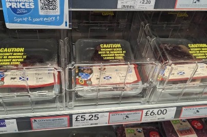 生活成本危机致盗窃案激增，英国超市减少商品陈列、给牛排奶酪"上锁"