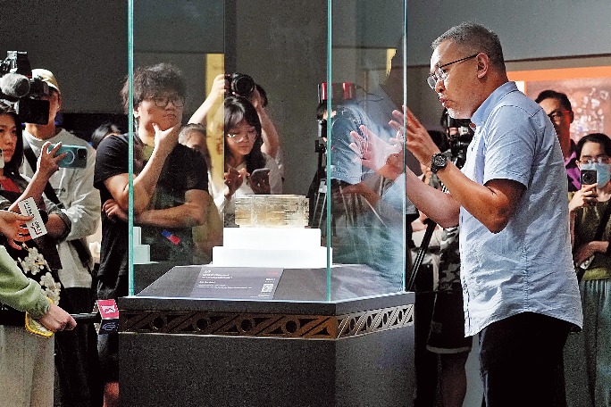 Relics of early Chinese civilization put on display in Shanghai