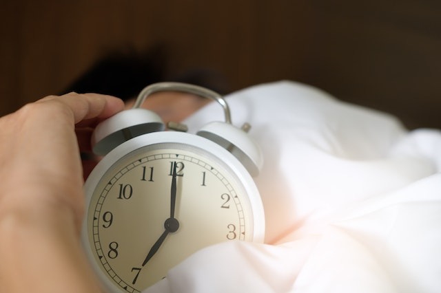 研究：睡前频繁看时间或加剧失眠问题