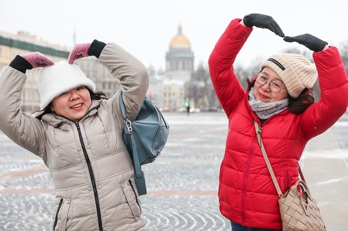 Harbin's 20-meter snowman captivates tourists and locals 