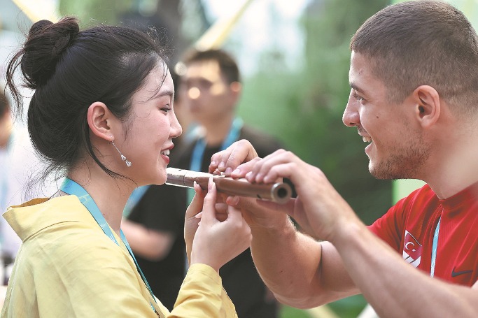 Crowd support cheers athletes in Chengdu